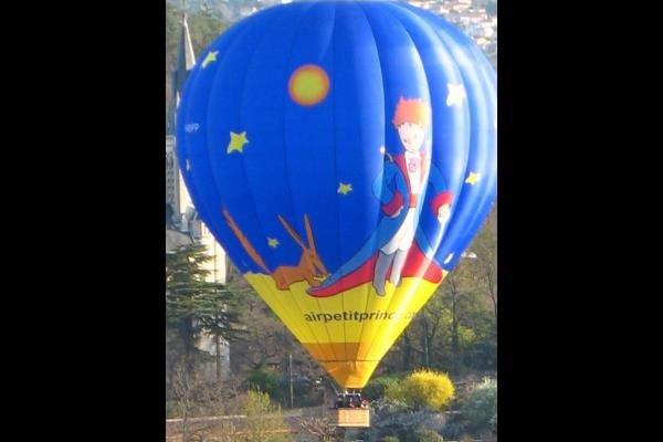 montgolfières volent devant le jardin