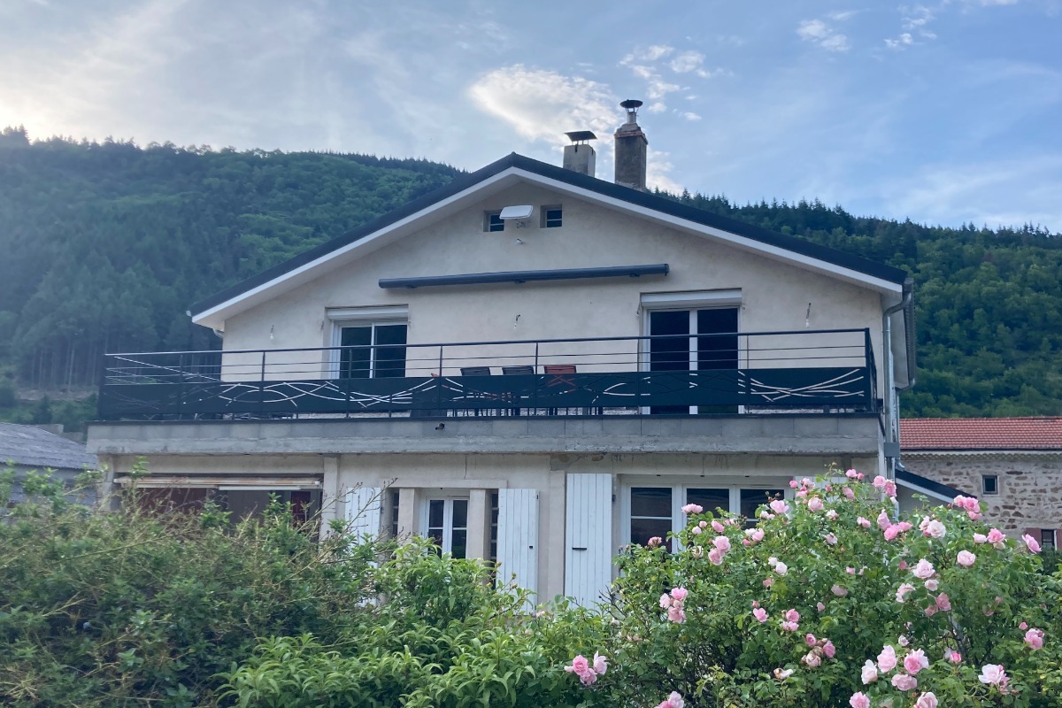 Terrasse avec vue sur la piscine