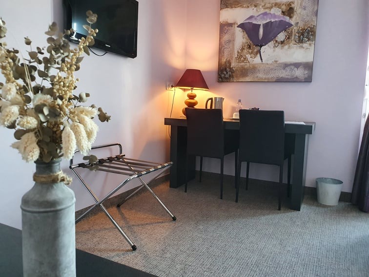 espace bureau et plateau accueil chambre grand confort