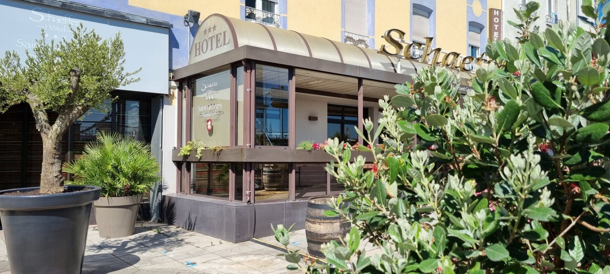 façade hotel restaurant