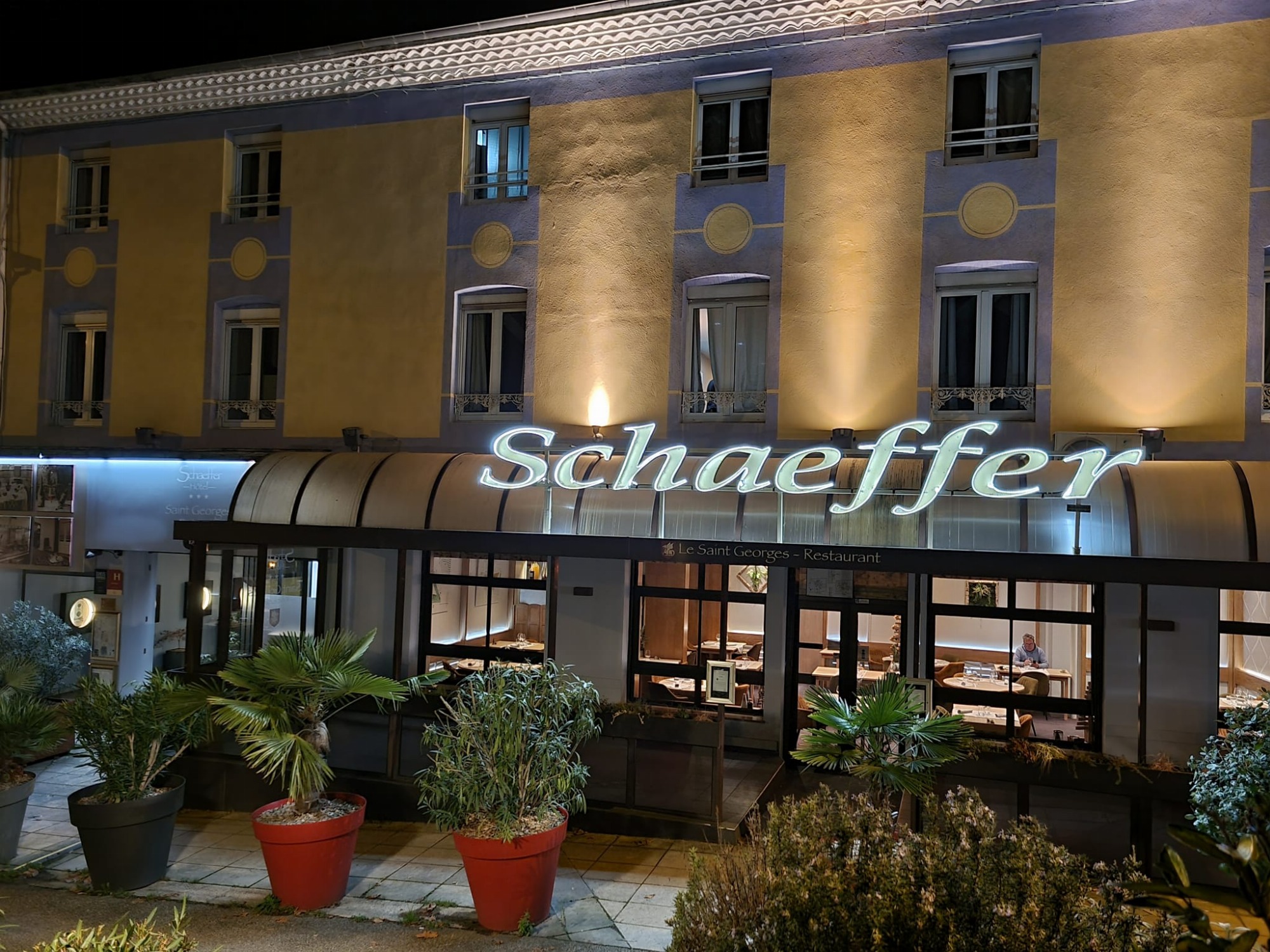 façade hotel