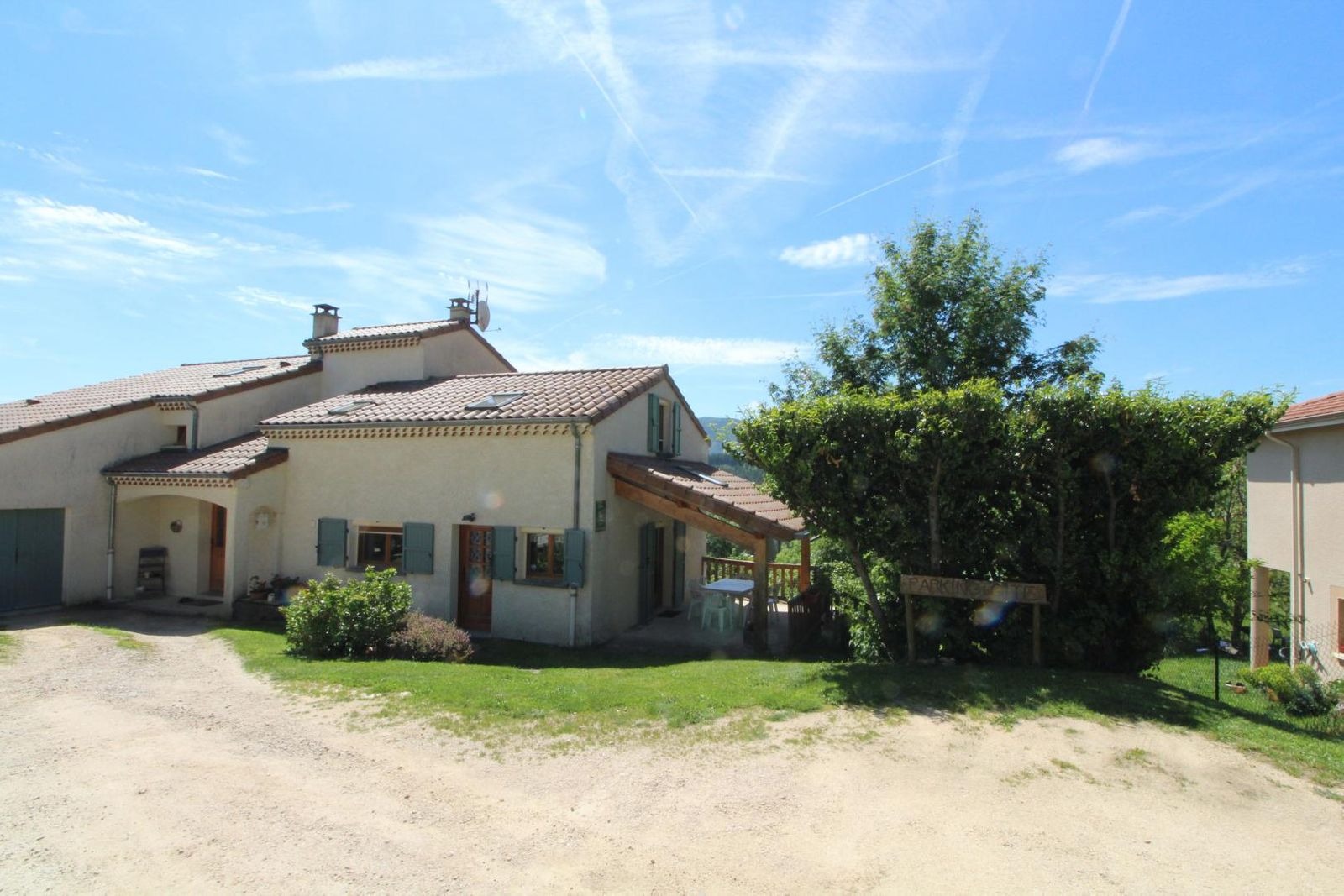 vue côté entrée du gîte