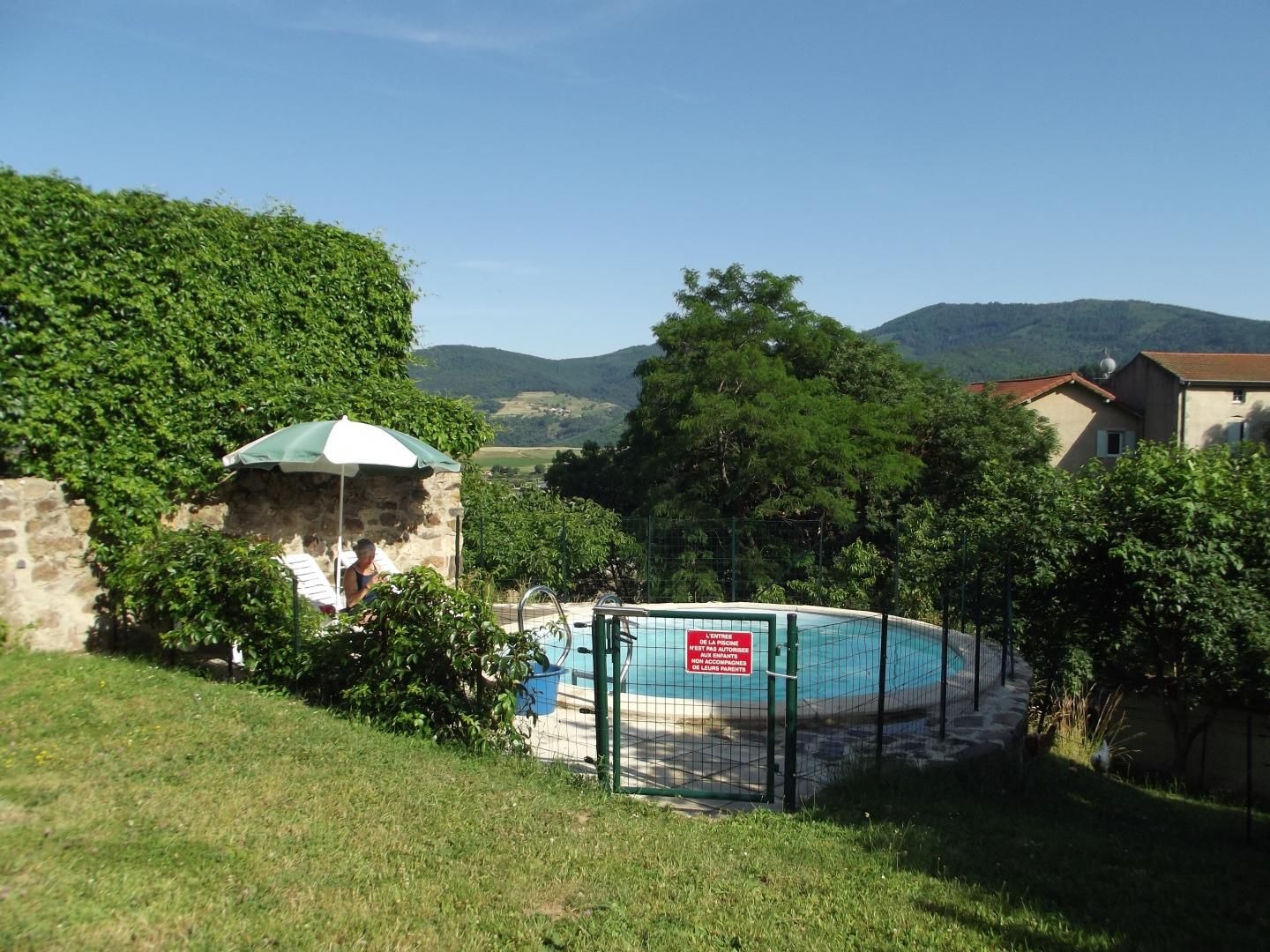 l'entrée de la piscine