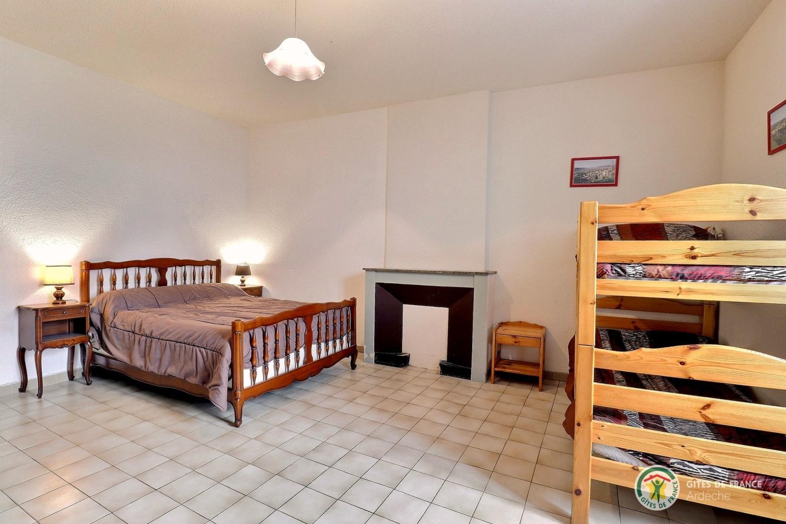 Chambre avec lit en 140 et lit superposé