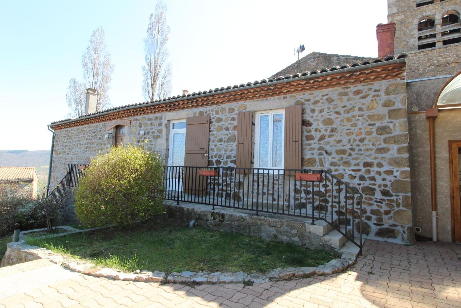 Vue extérieure du gîte située sur la place de la mairie