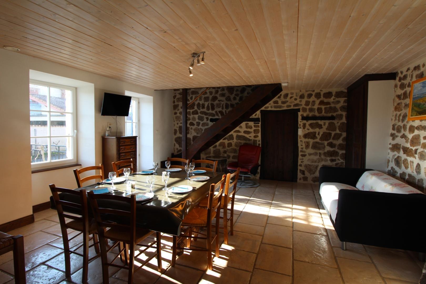 Pièce à vivre avec Tv, canapé et fauteuil.   