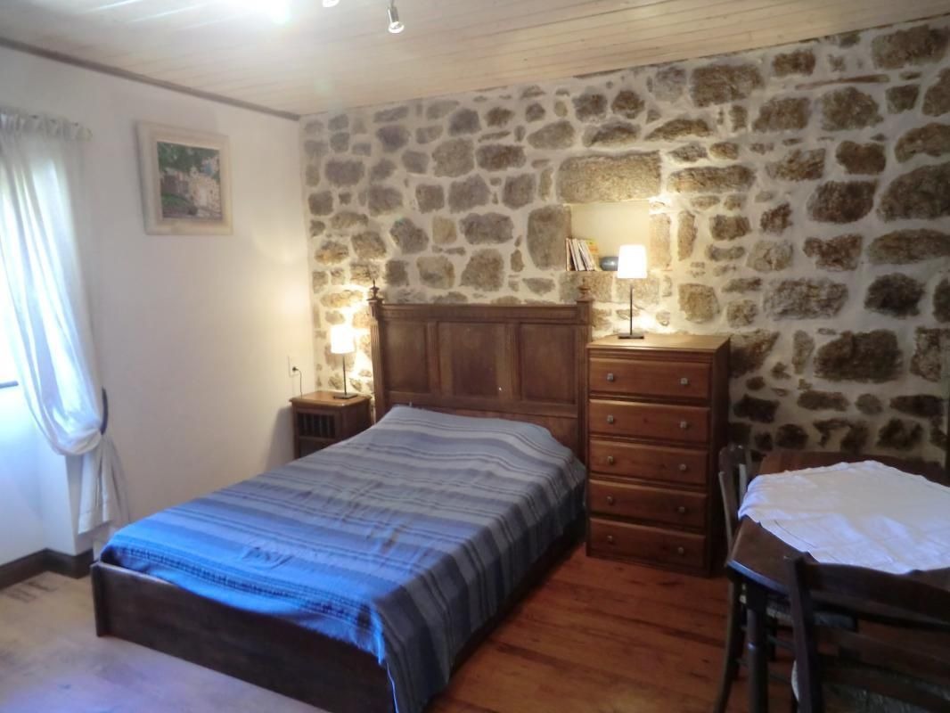 Chambre lavande pour 4 personnes avec 1 lit en 140 cm et 2 lits superposés en 90 cm. 