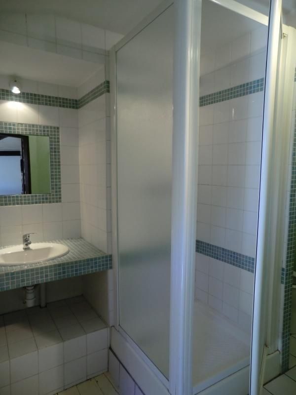 1ère salle d'eau de la chambre lavande.  