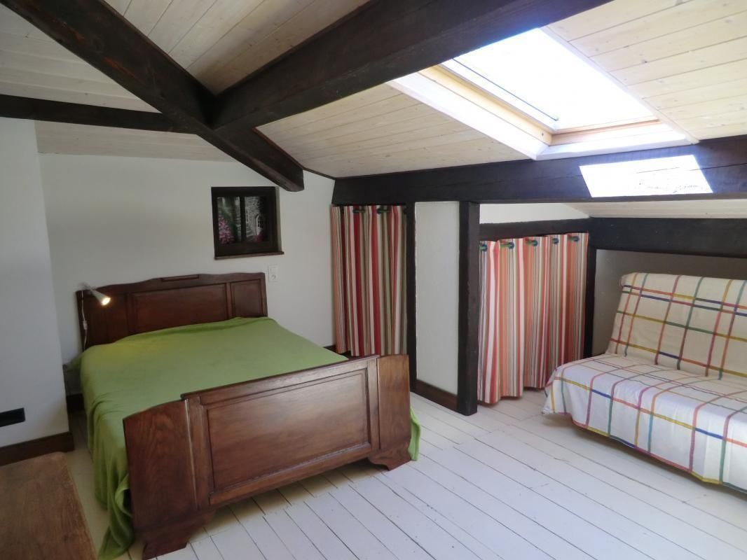 A l'étage : chambre sapin avec 1 lit en 140 cm.   