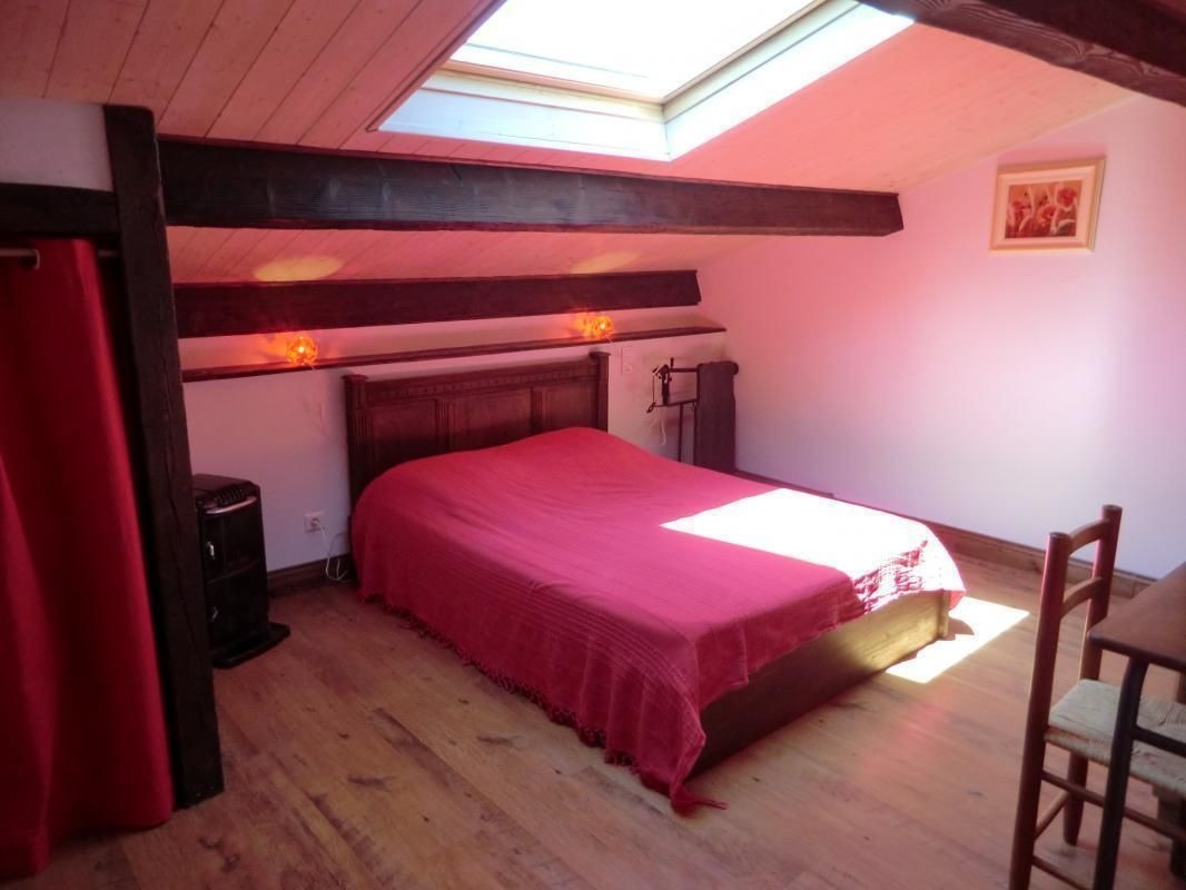 A l'étage chambre coquelicot avec 1 lit en 140 cm 