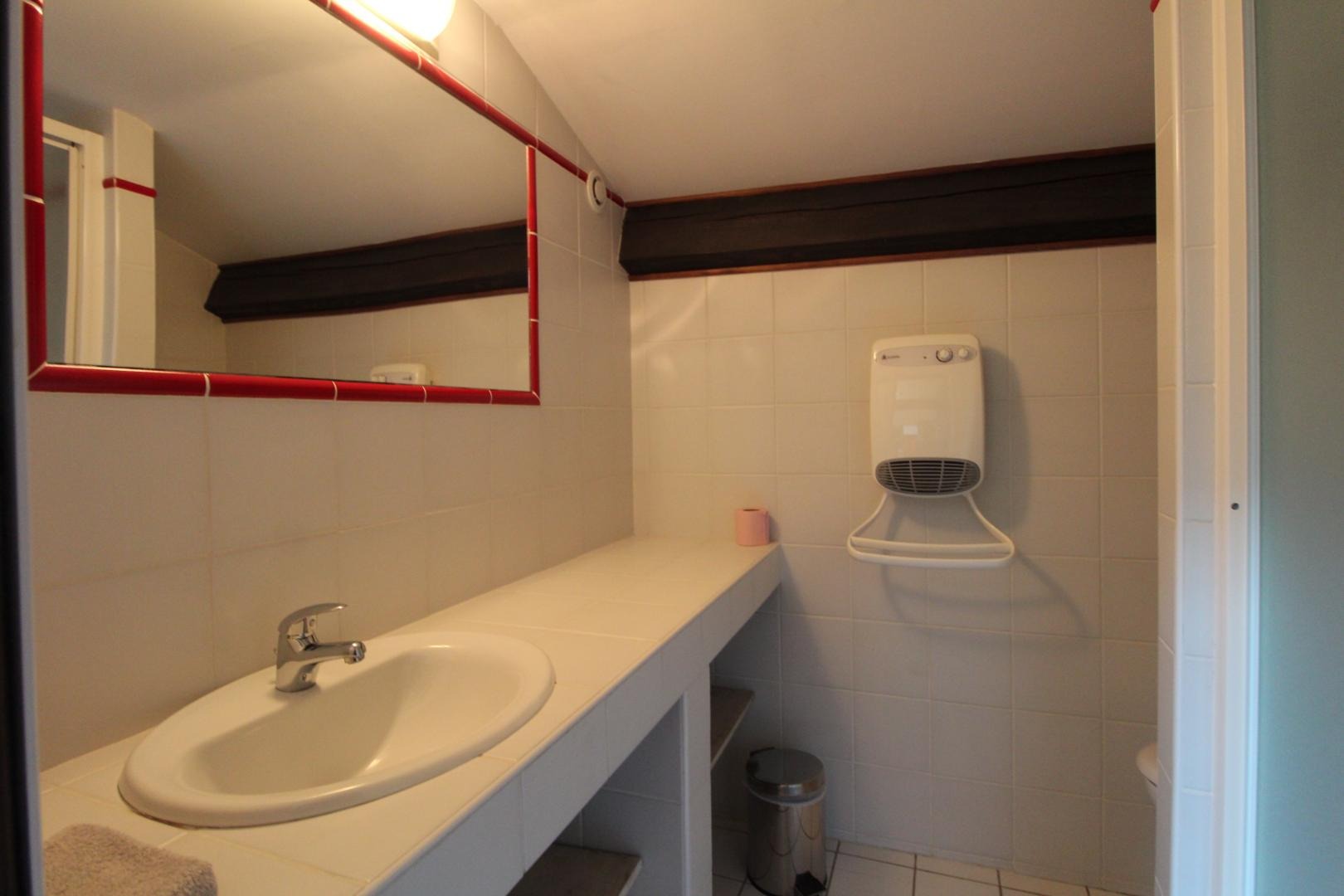 Salle d'eau privative de la chambre coquelicot avec wc. 