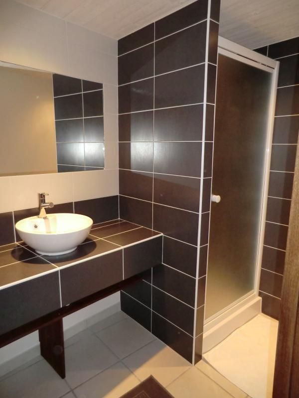 Salle d'eau de la chambre au lit double. 