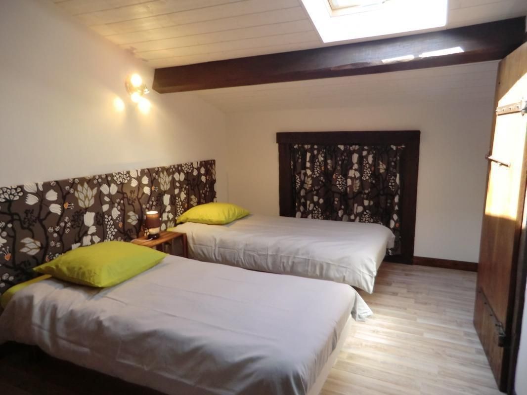 A l'étage : chambre avec 2 lits en 90 cm. 
