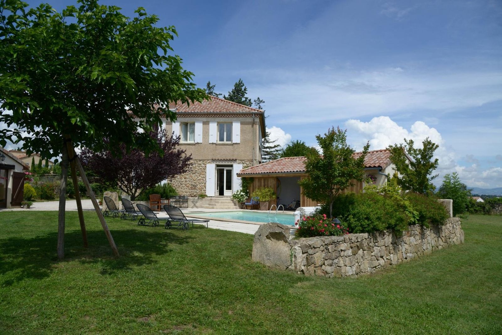 Vue du jardin et de la piscine