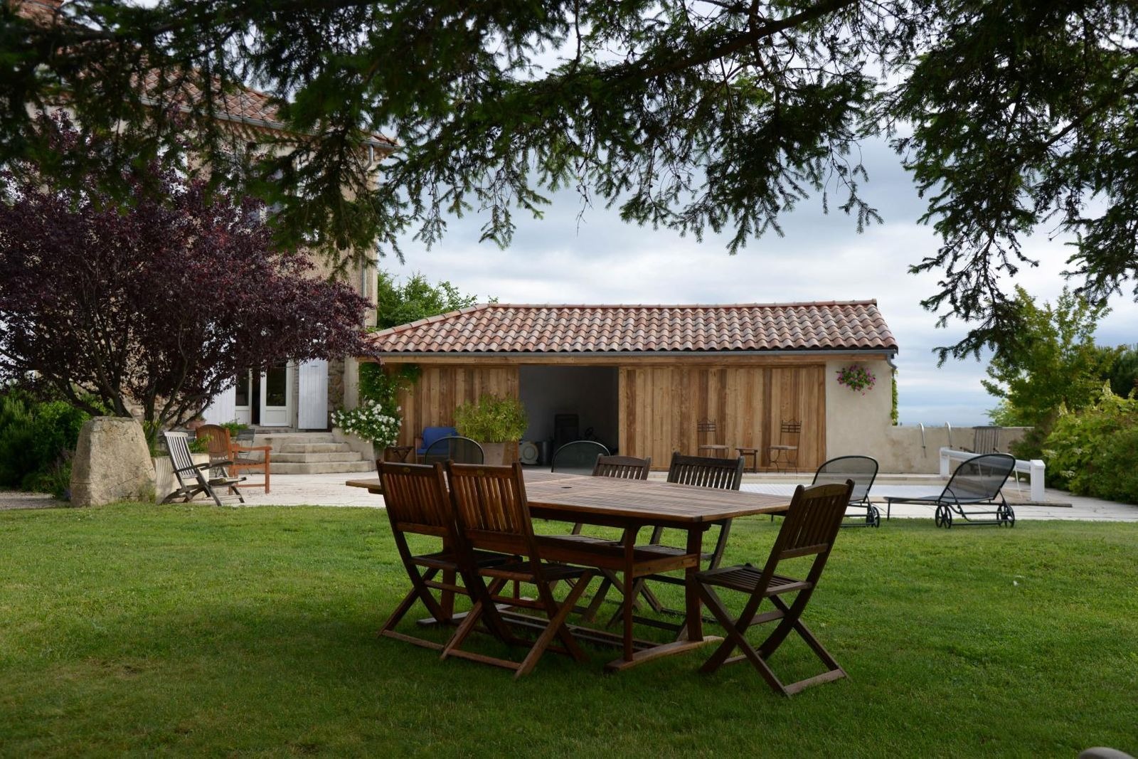 Table dans le jardin
