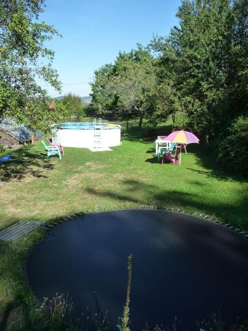 Piscine et trampoline 