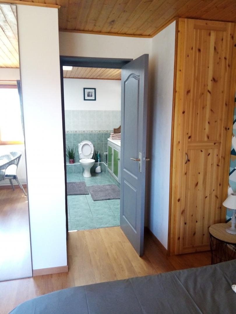 Accès direct à la Salle de Bain et au WC