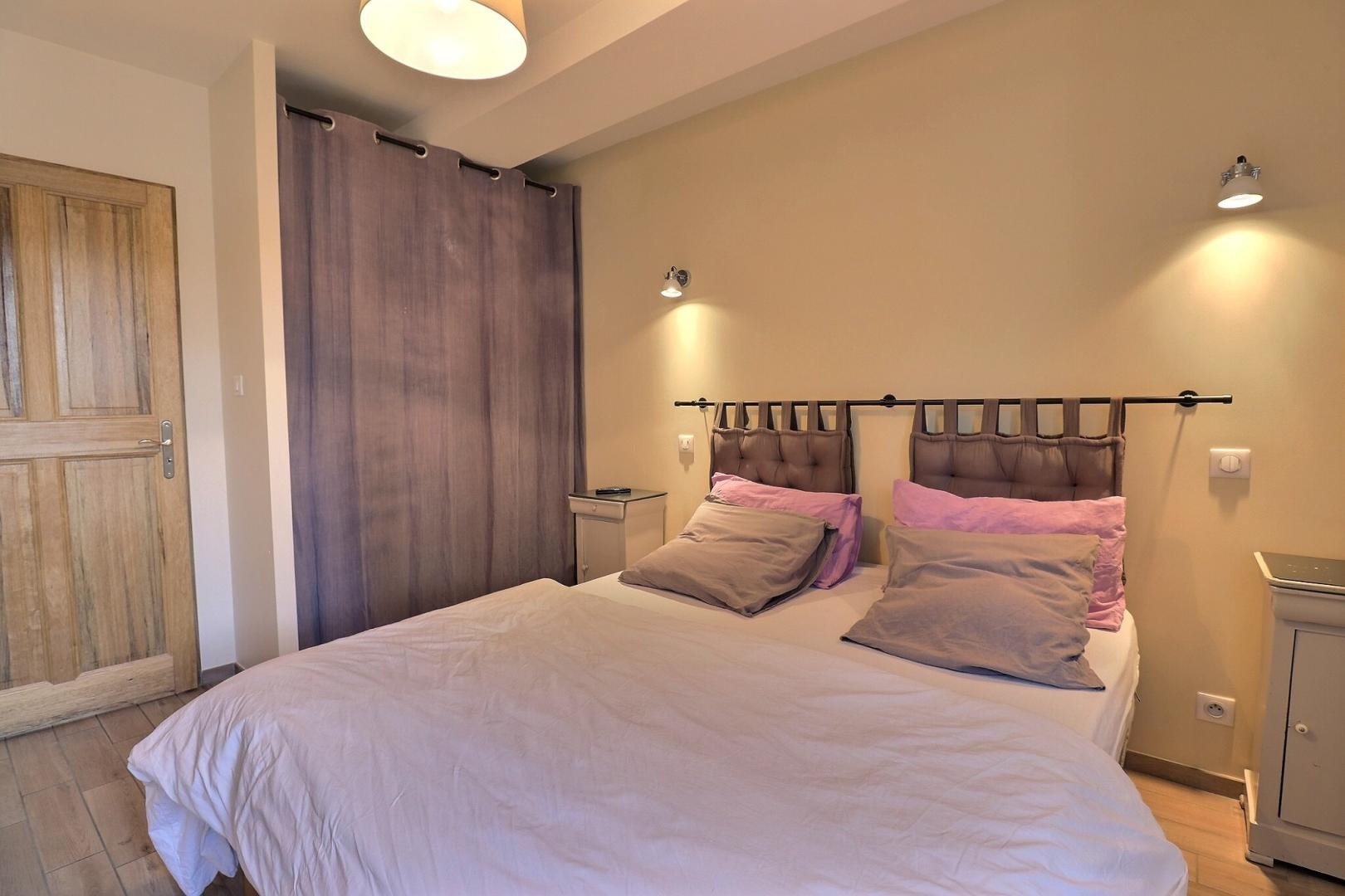 Chambre avec lit en 160 et TV