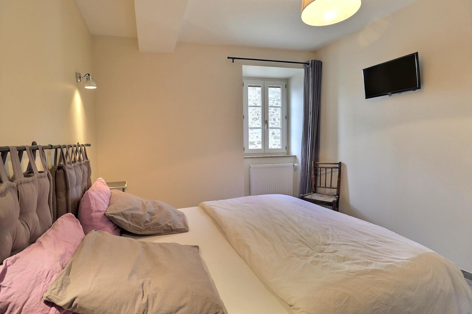 Chambre avec lit en 160 et TV