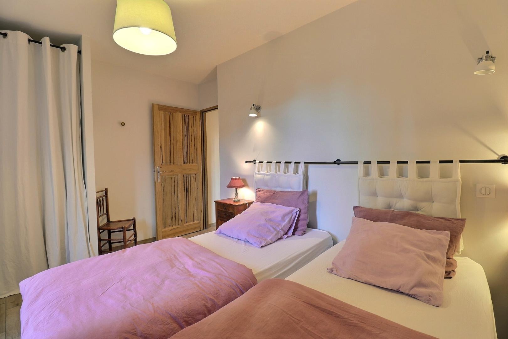 Chambre avec 2 lits en 90 et TV