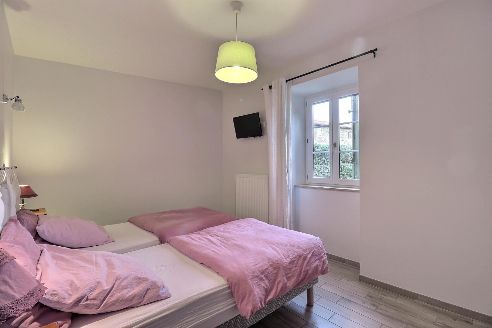 Chambre avec 2 lits en 90 et TV