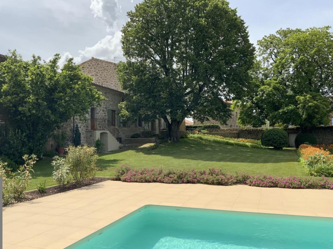 Piscine partagée et parc du Domaine de Chamard