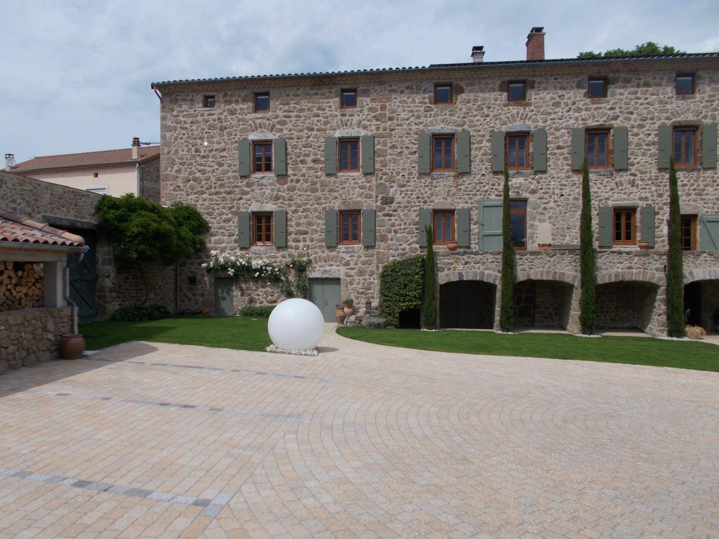 La cour de Domaine de Chamard