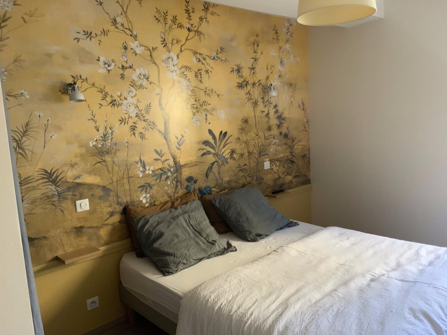 Chambre avec lit en 160 x 200 et TV