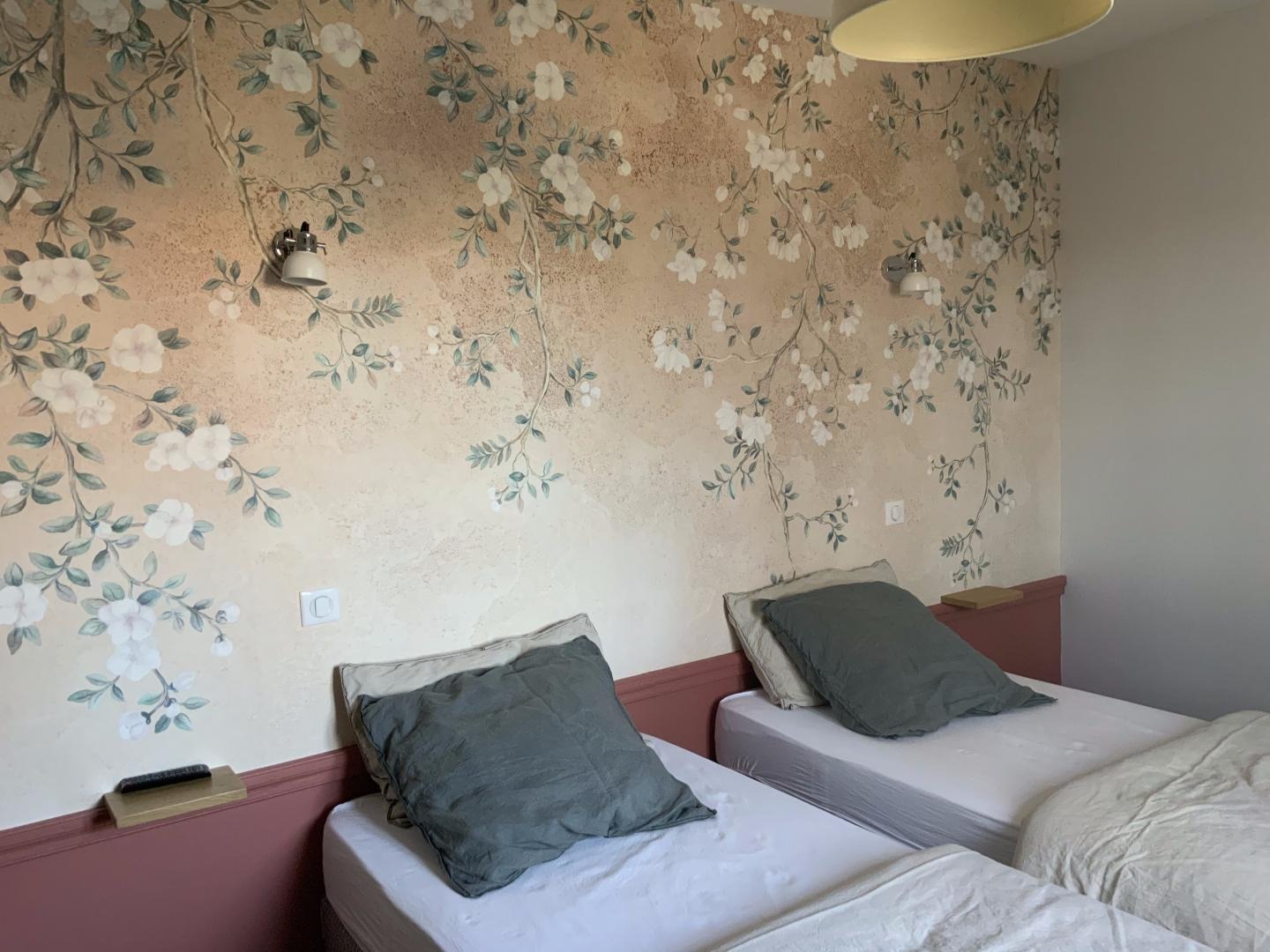 Chambre avec 2 lits 90 x 200 et TV