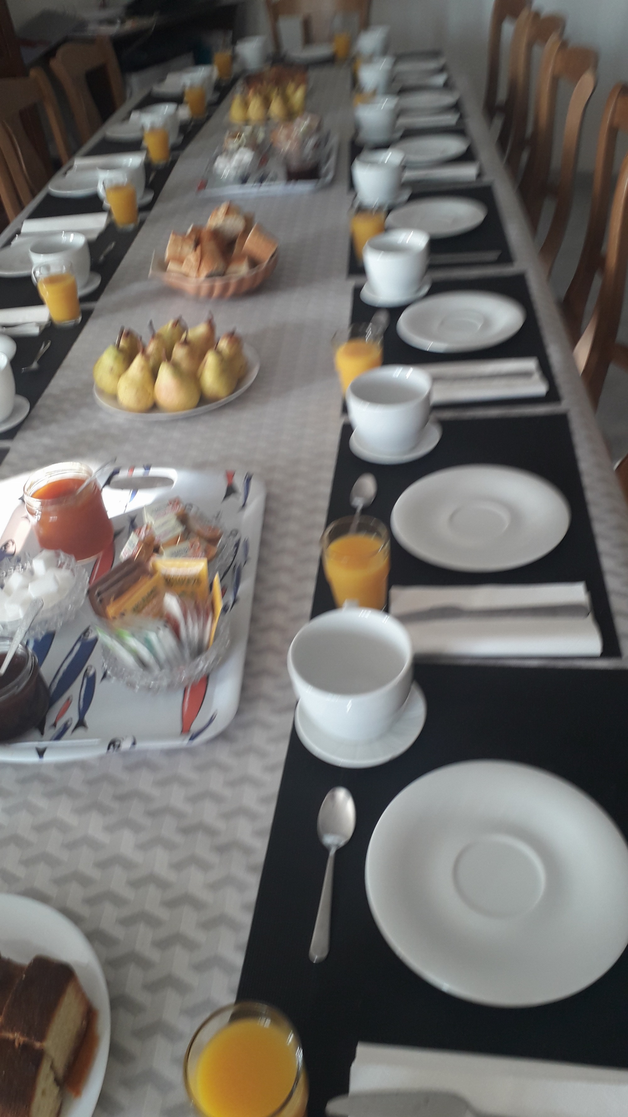 un petit déjeuner en table d hote