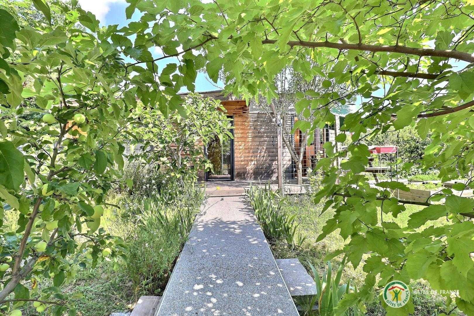 Allée privative pour accéder au gîte 