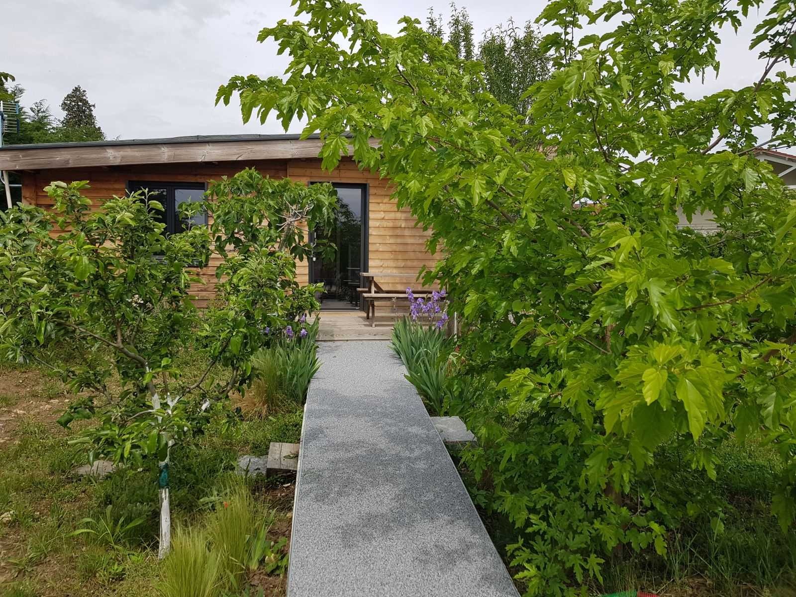 Allée privative menant au gîte 