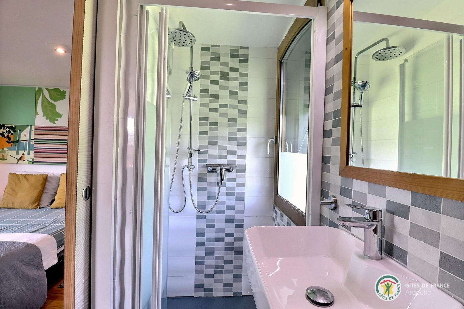 Salle d'eau avec douche, meuble vasque et WC