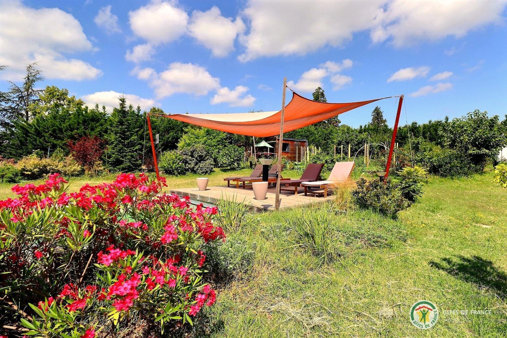 Transats au bord de la piscine