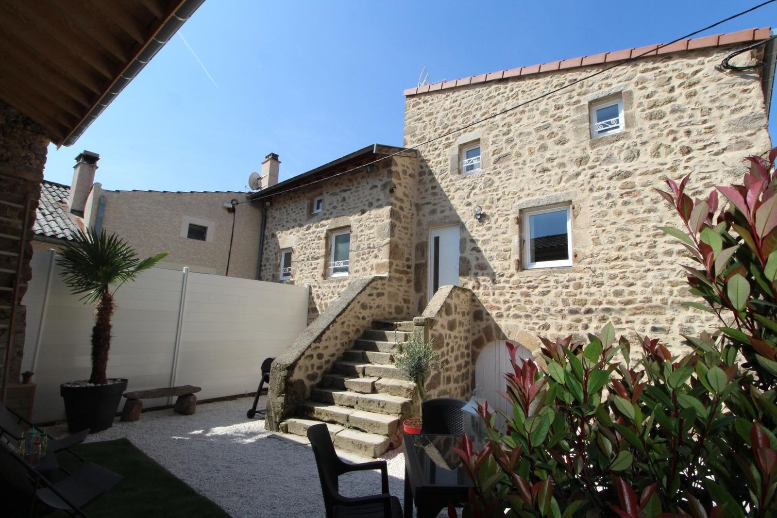 La maison vieille avec sa cour privative. 