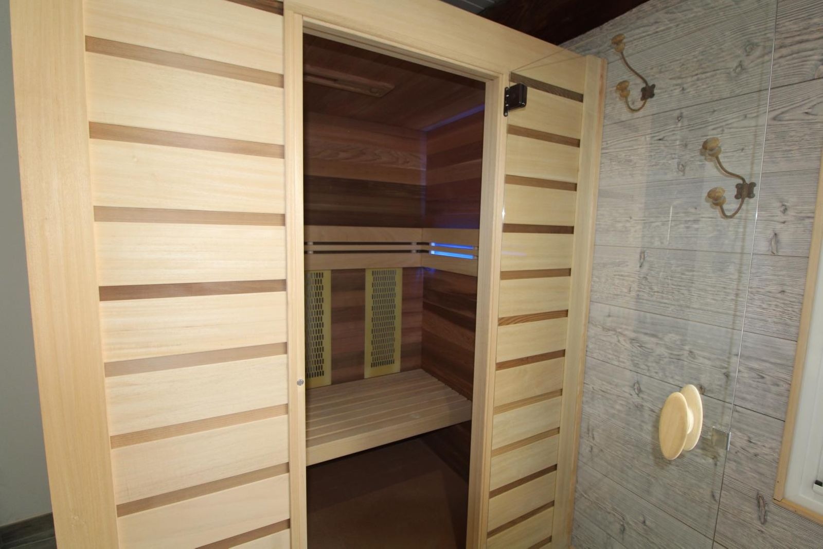 Espace salon d'intérieur avec SPA et Sauna privatifs