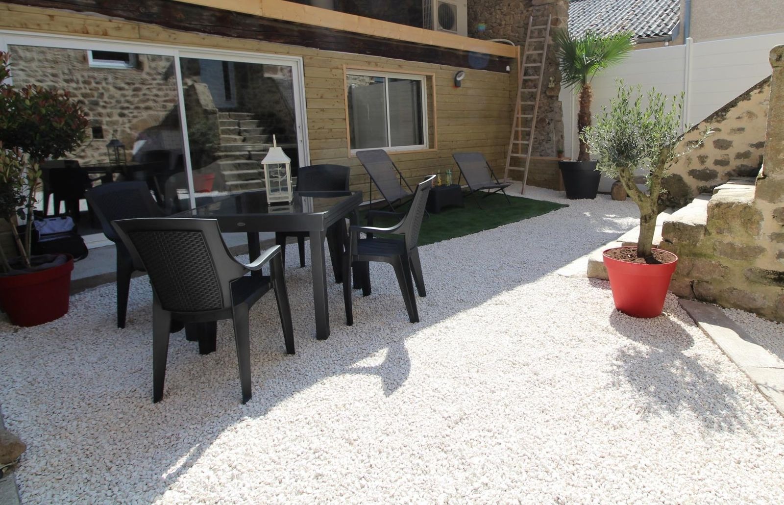 Cour privative intégrant l'espace salon d'intérieur, SPA et sauna privatifs 