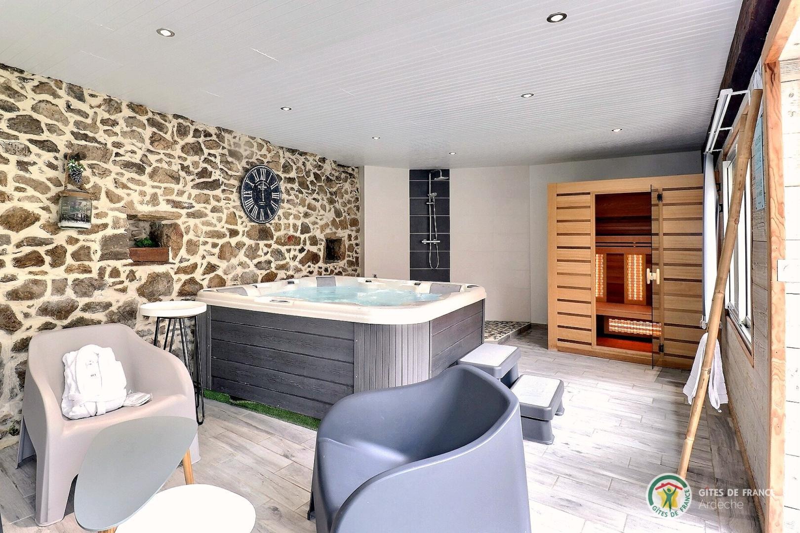 Espace bien être : SPA et sauna privatifs donnant directement sur la cour.