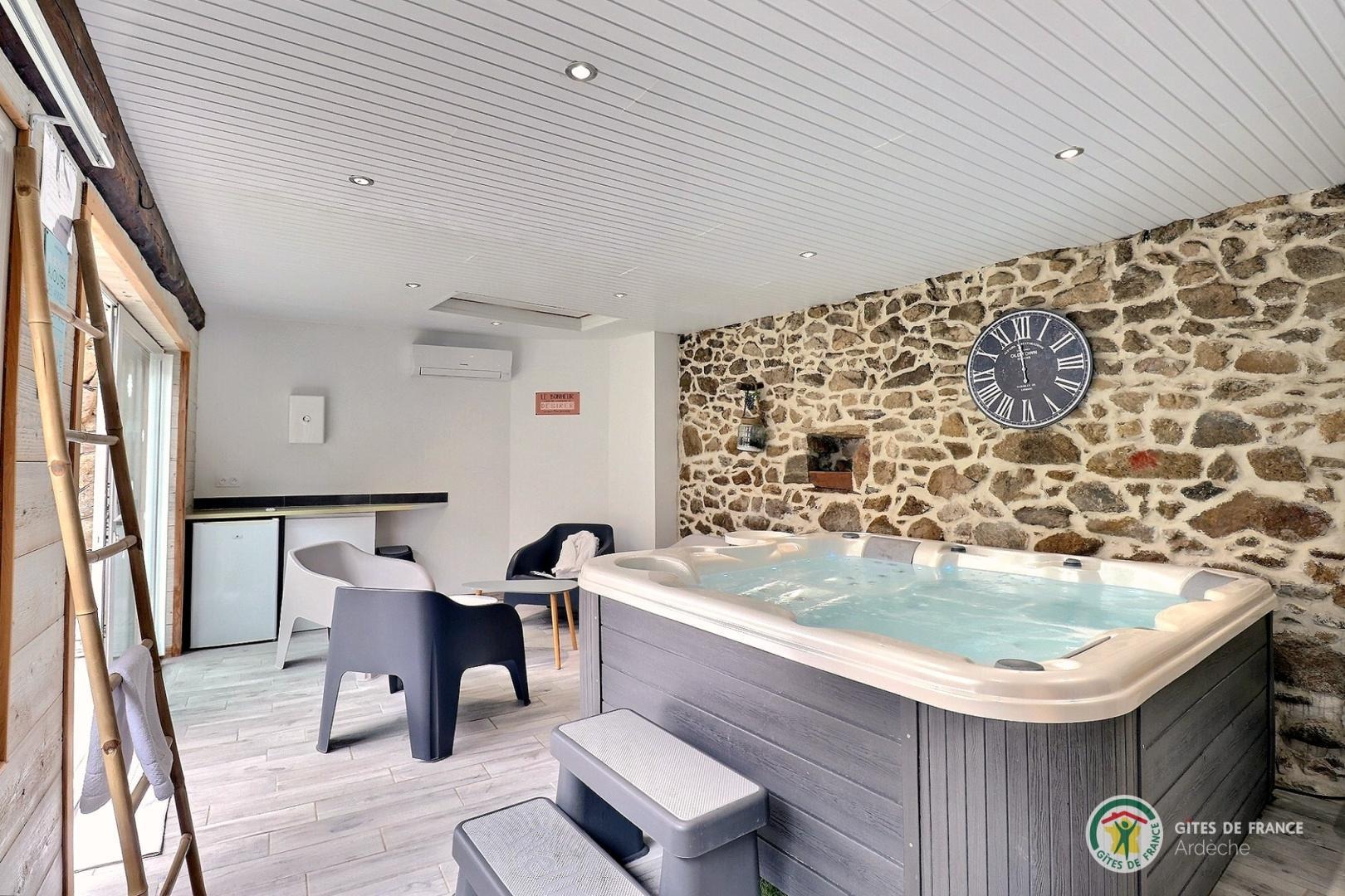 Espace bien être : SPA et sauna privatifs donnant directement sur la cour.