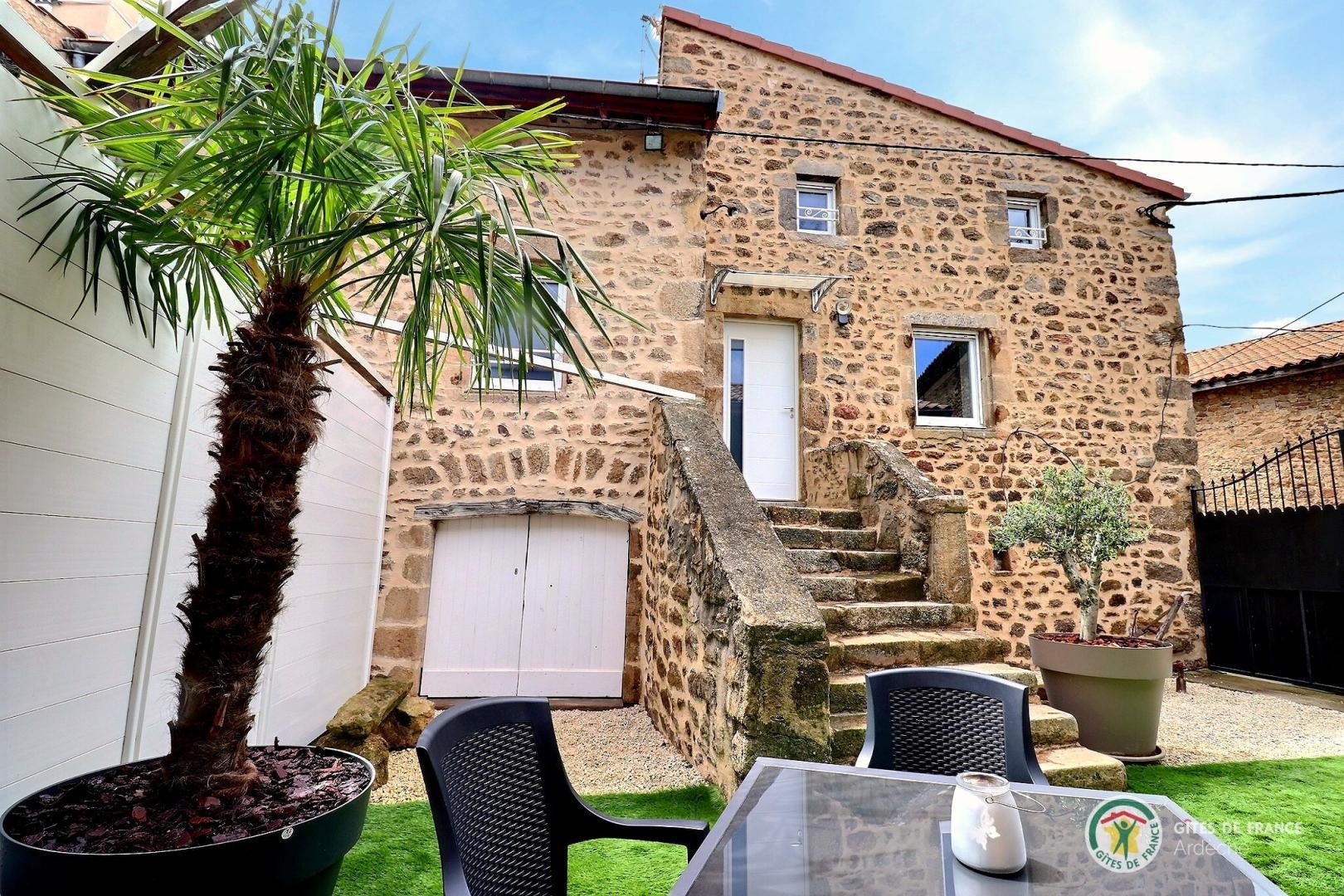 Cour privative avec mobilier de jardin et accès à l'espace bien être