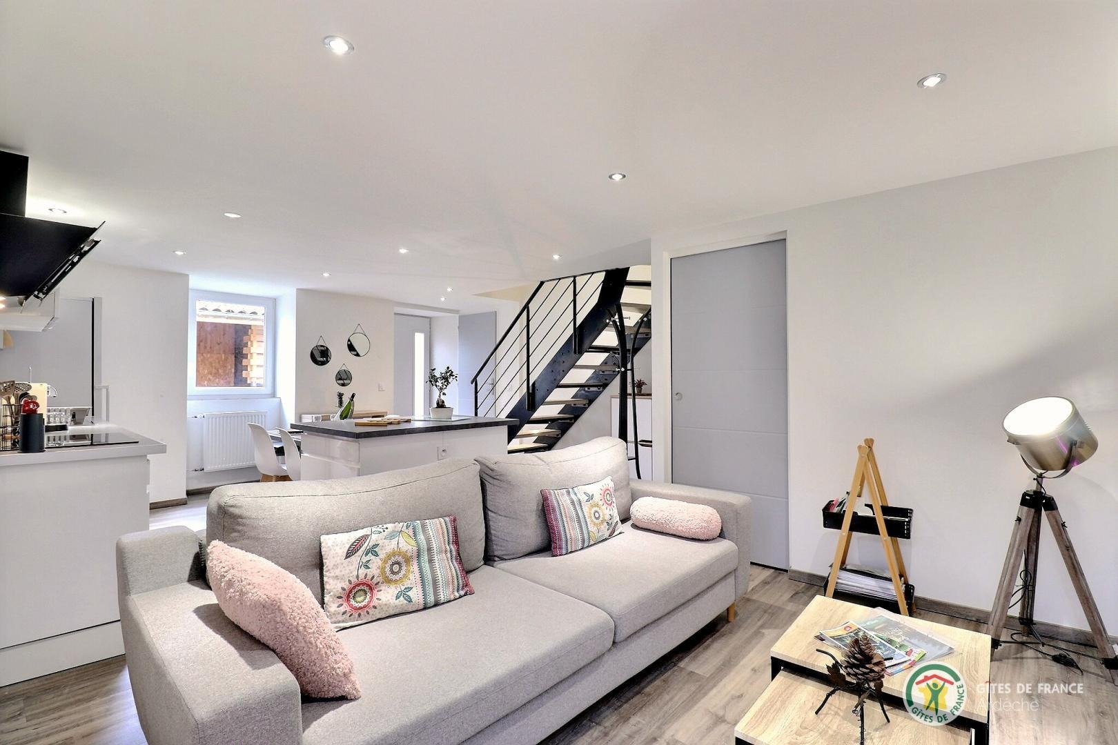 La pièce de vie avec coin salon