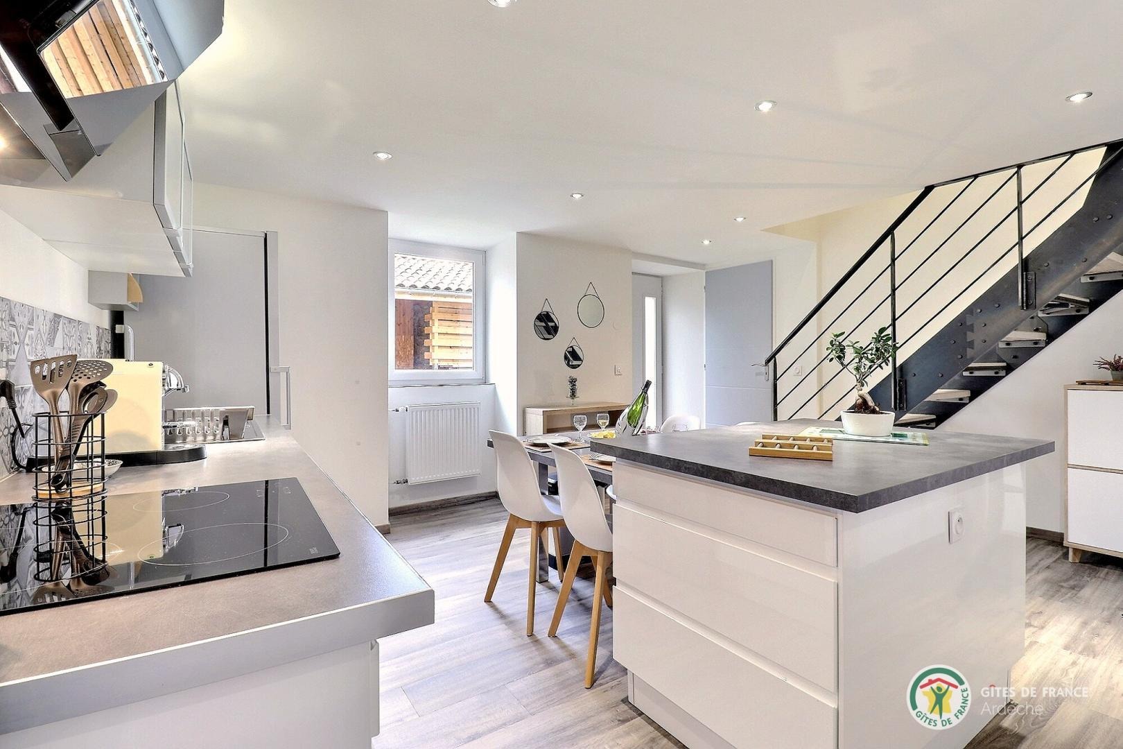 Cuisine équipée avec îlot central dans la pièce de vie