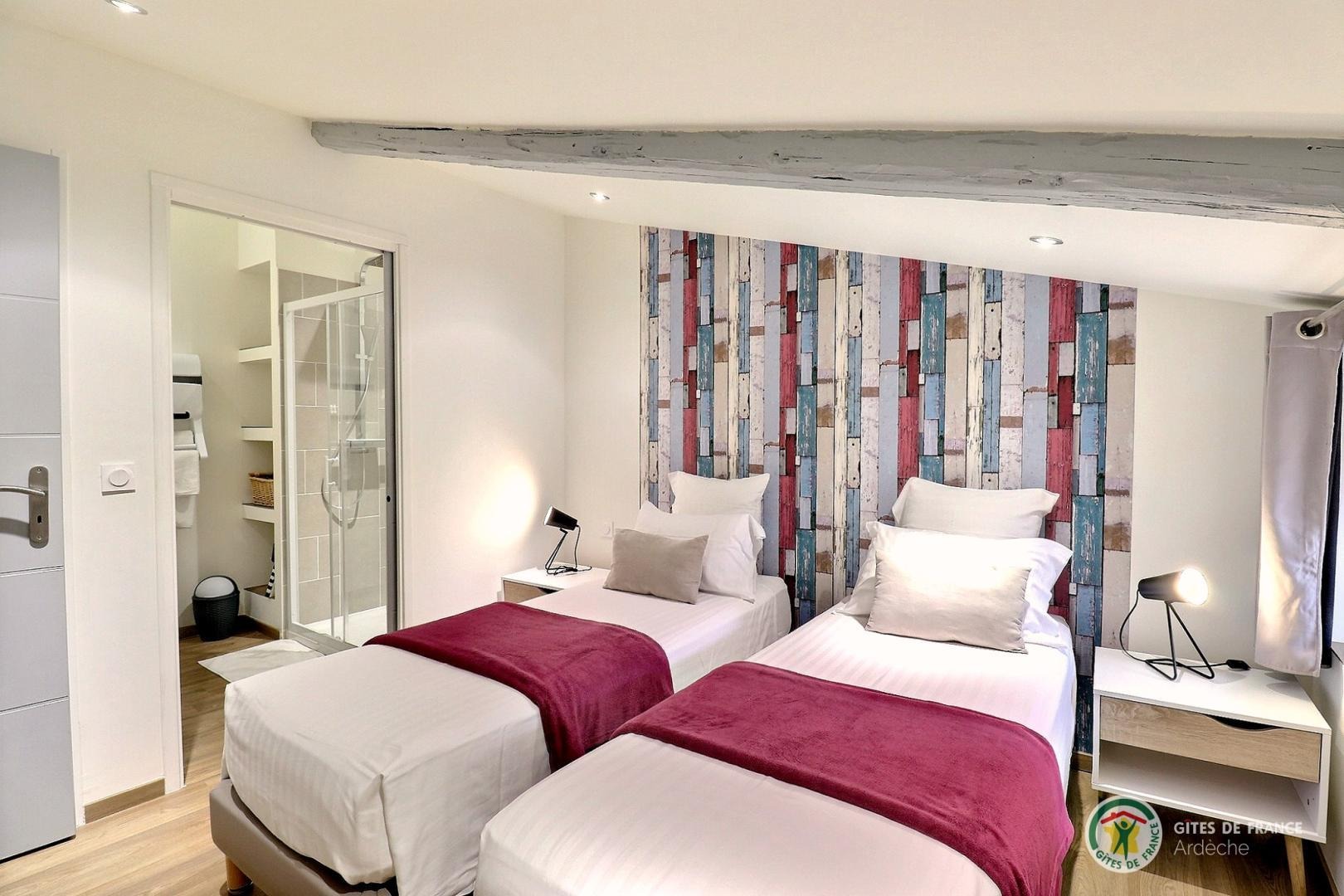 Première chambre avec salle d'eau privative, lit en 160 modulable en 2 lits 80.