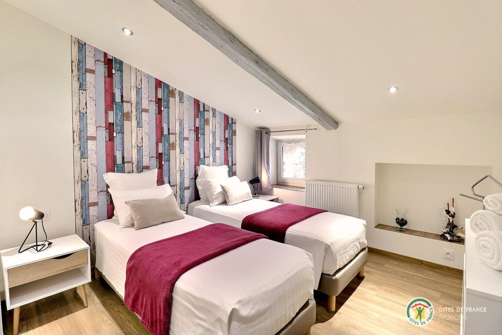 Première chambre avec salle d'eau privative, lit en 160 modulable en 2 lits 80.