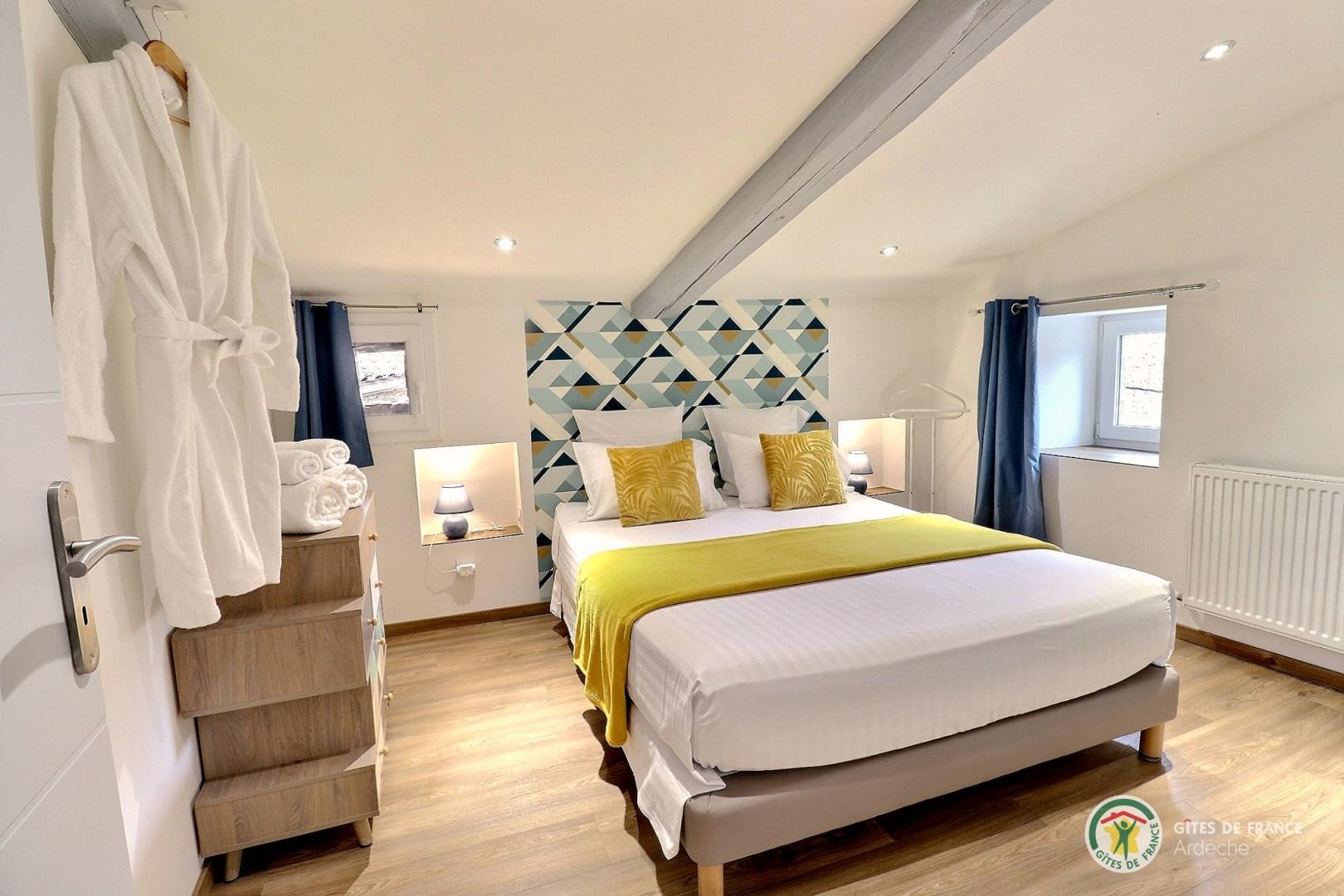 Deuxième chambre avec salle d'eau privative, lit en 160 