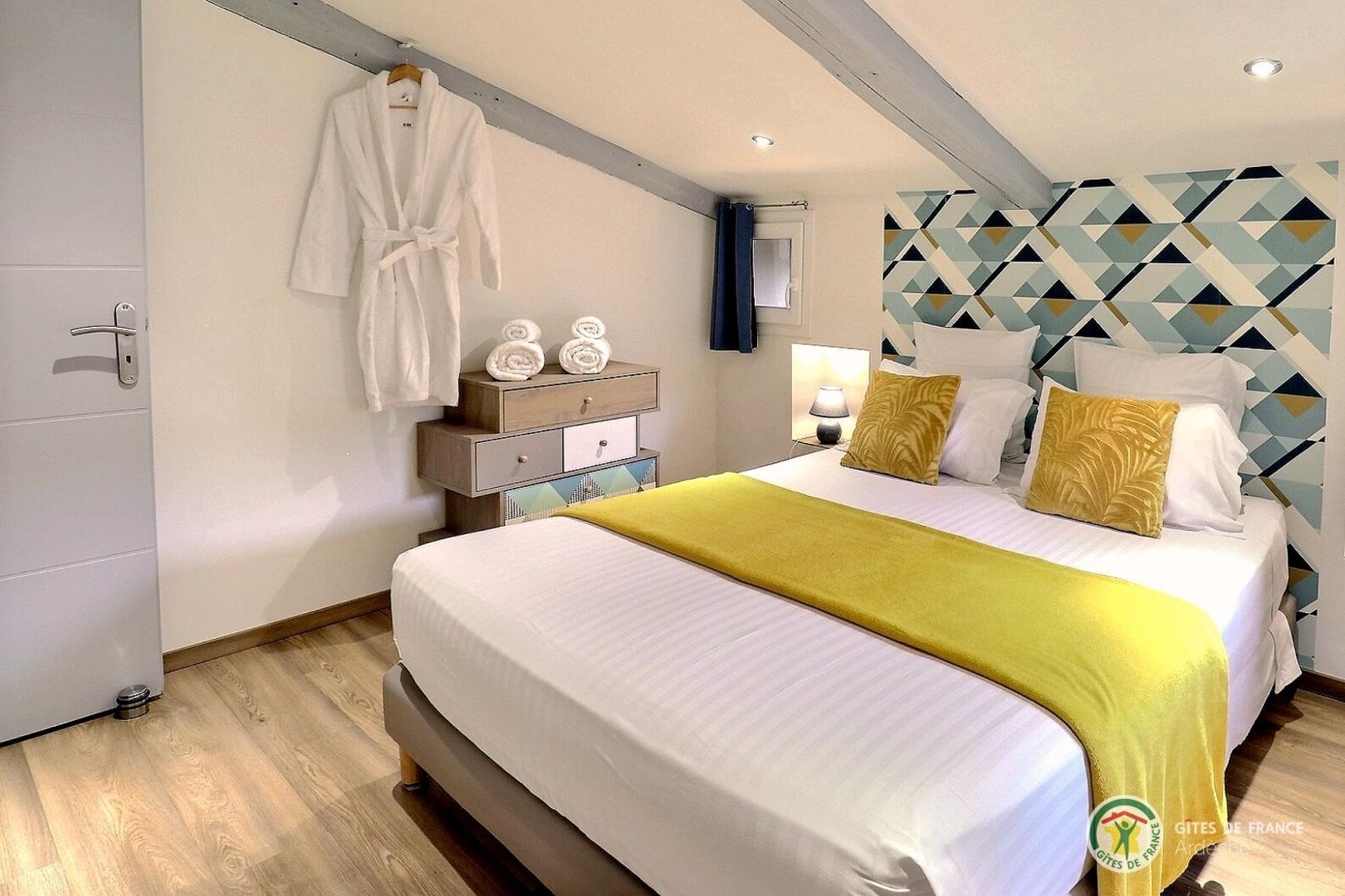 Deuxième chambre avec salle d'eau privative, lit en 160 