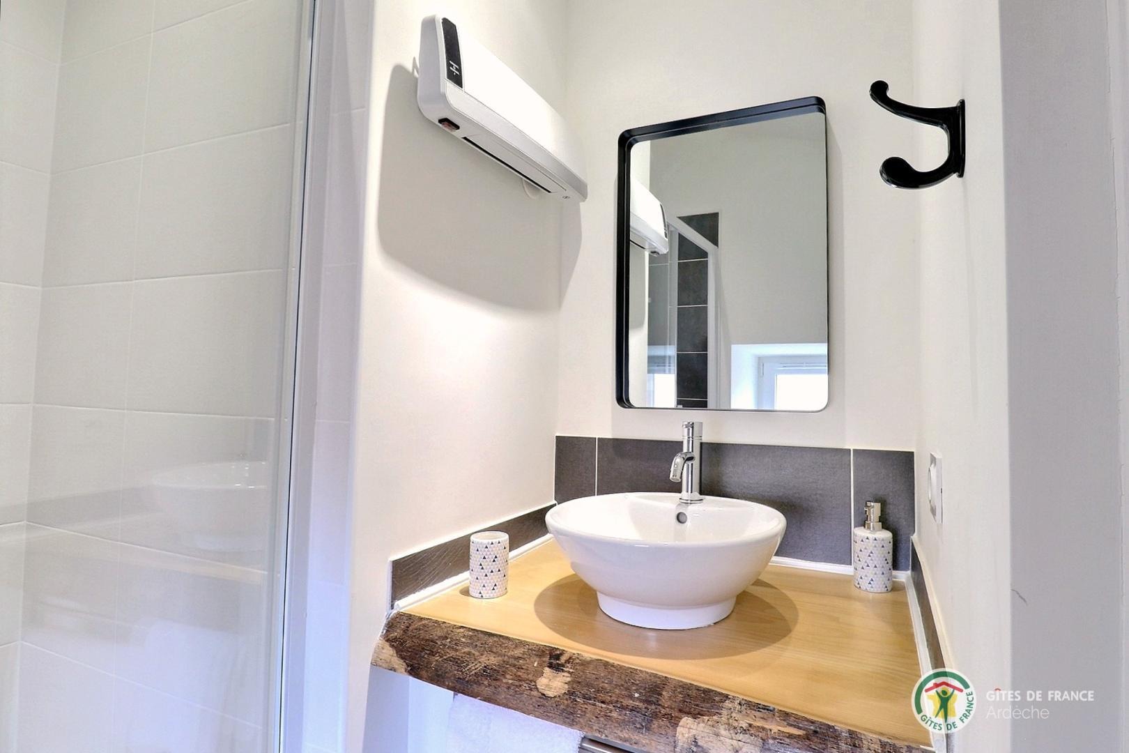 Deuxième chambre avec salle d'eau privative, lit en 160 