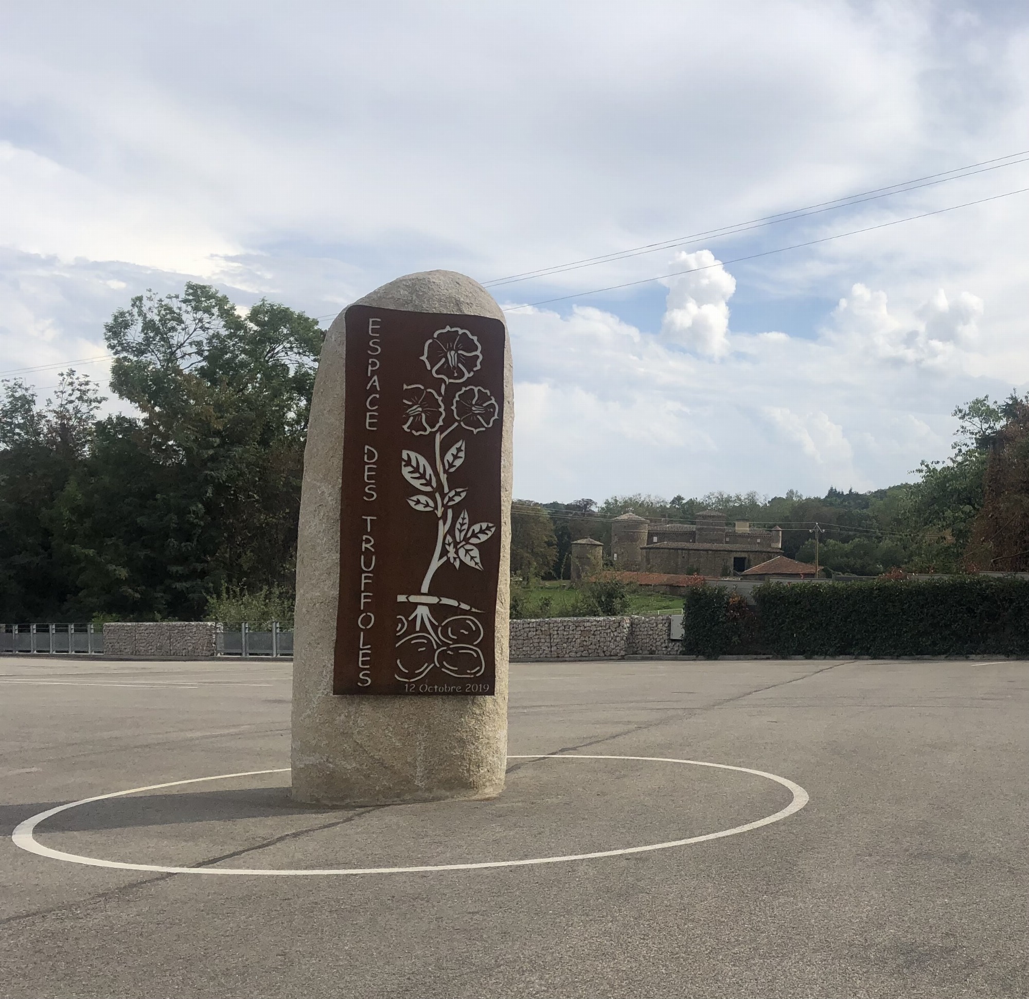 Monument espace des truffoles