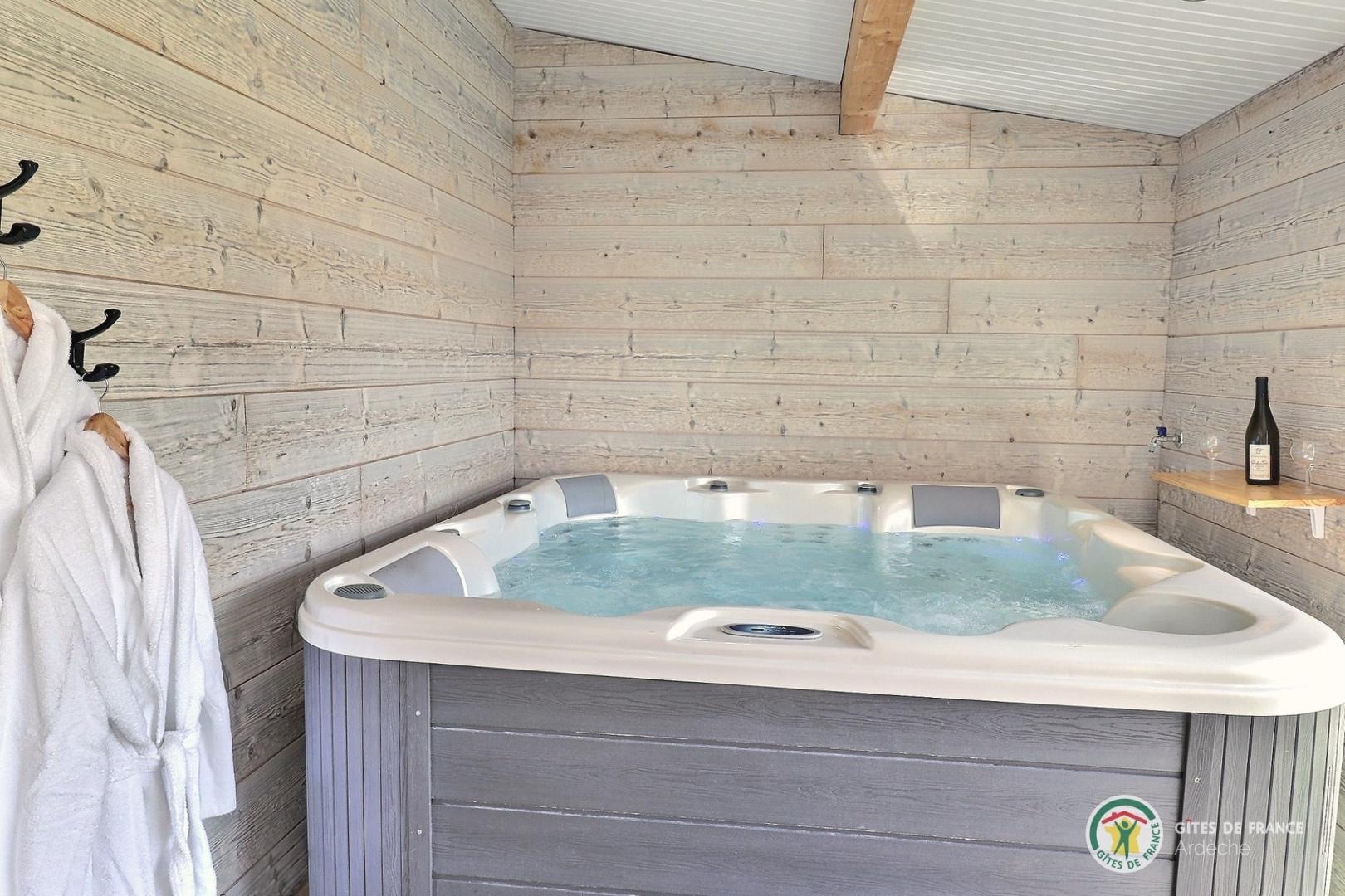 Jacuzzi privatif à l'appartement