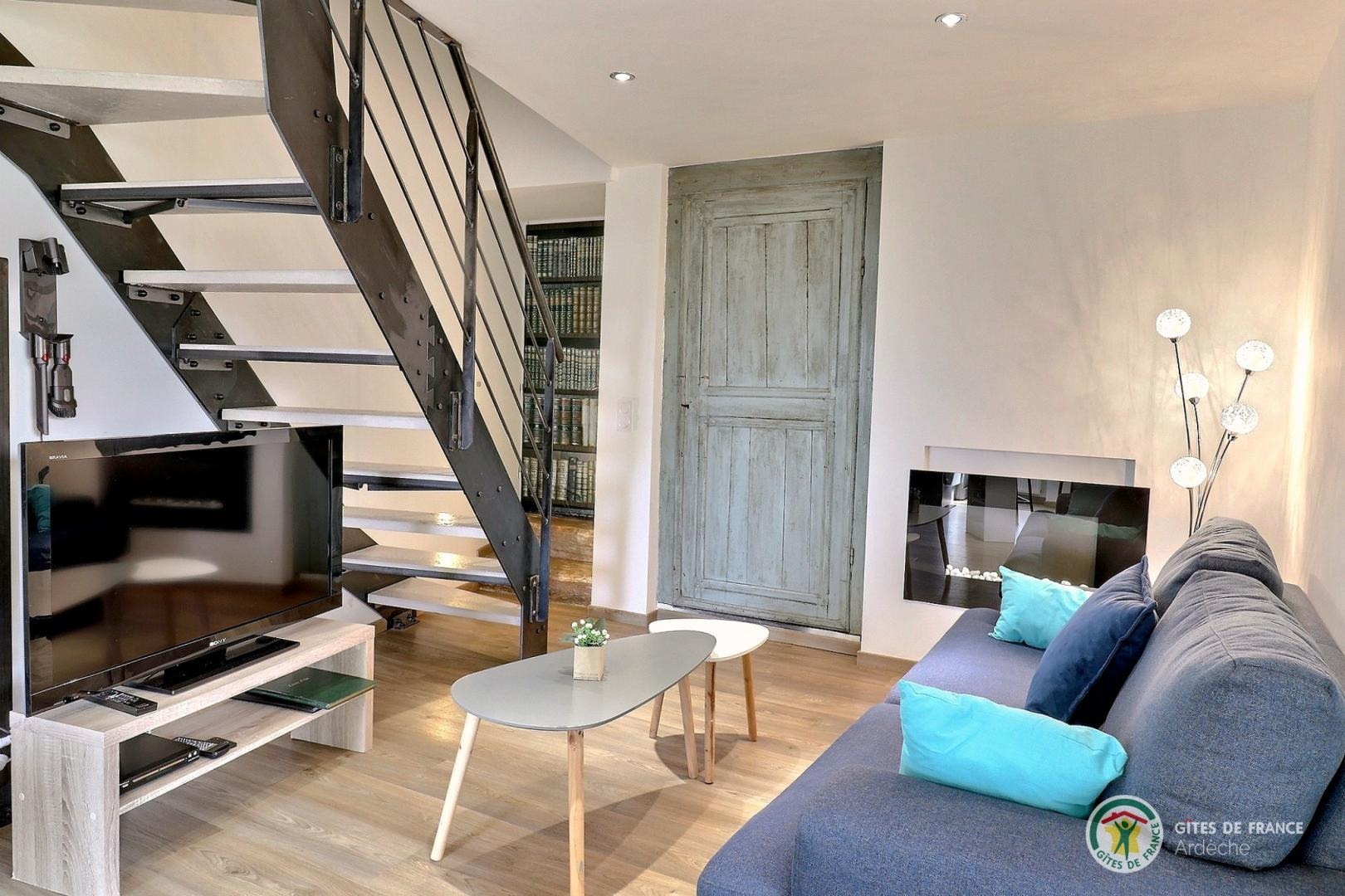 Salon cocooning avec cheminée d'ambiance.